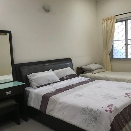 Carols Guesthouse Near Jonker And Satay Celup Malacca Екстериор снимка