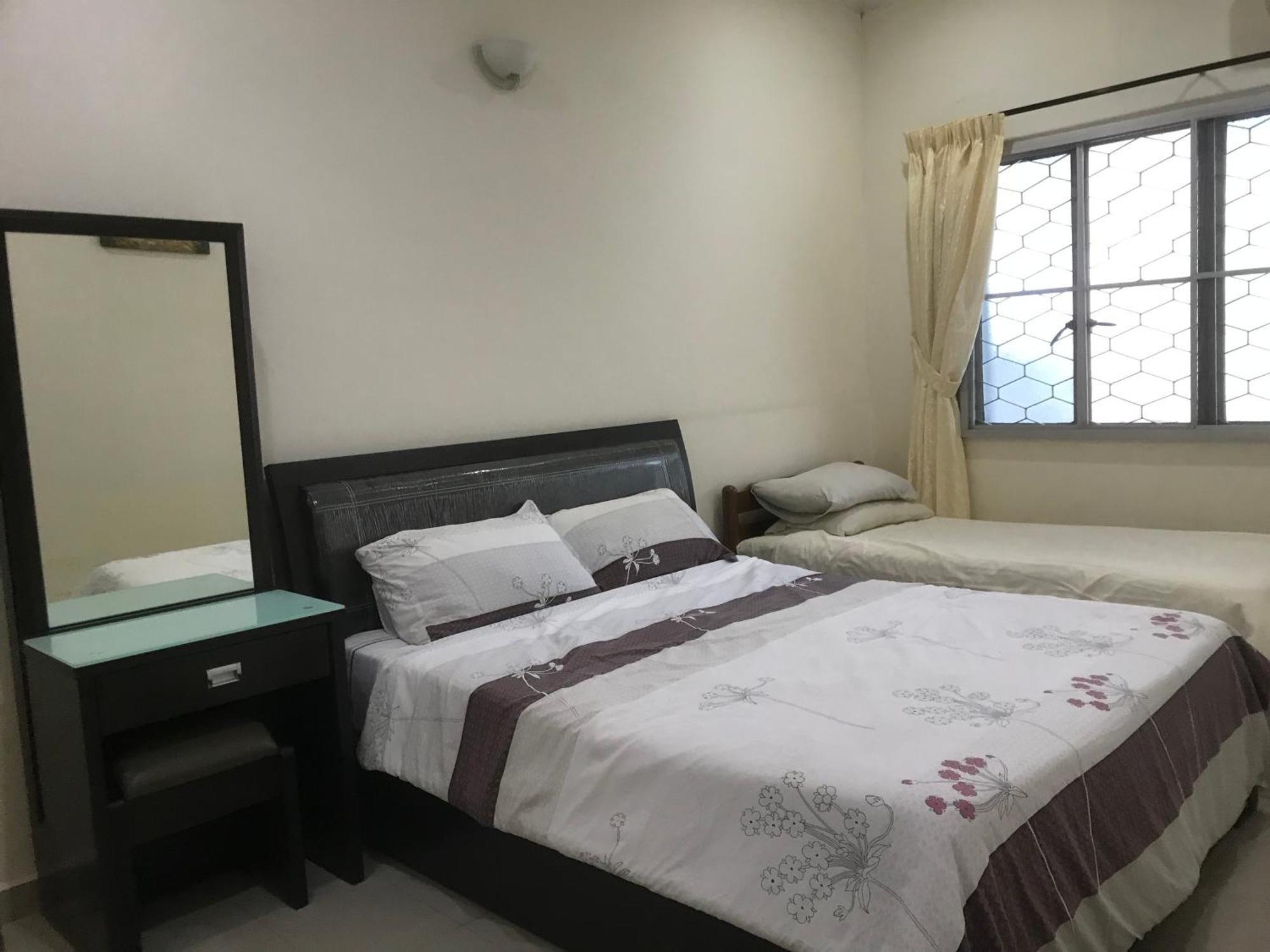 Carols Guesthouse Near Jonker And Satay Celup Malacca Екстериор снимка