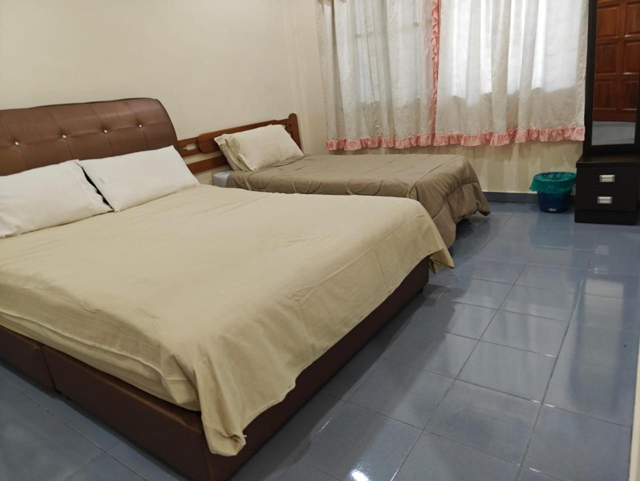 Carols Guesthouse Near Jonker And Satay Celup Malacca Екстериор снимка